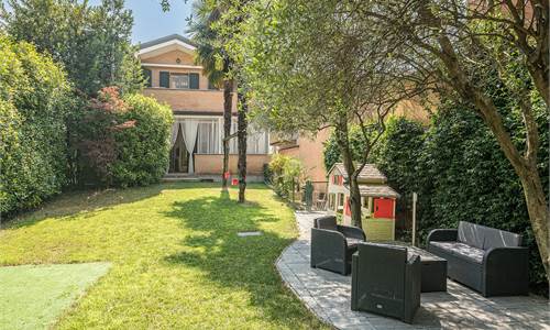 SIGNORILE QUADRILOCALE IN VILLA su UNICO LIVELLO con GIARDINO 