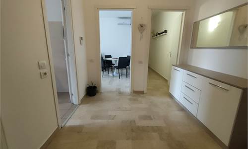 Ampio 3 locali piu' servizi ristrutturato con box.