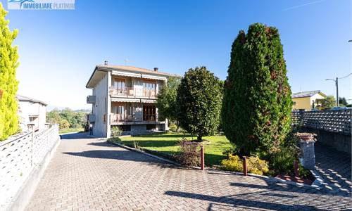 INTERA VILLA BIFAMIGLIARE NEL VERDE