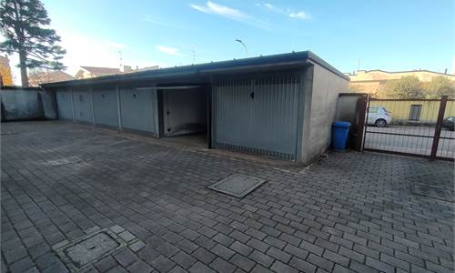 Box auto singolo al piano terra.