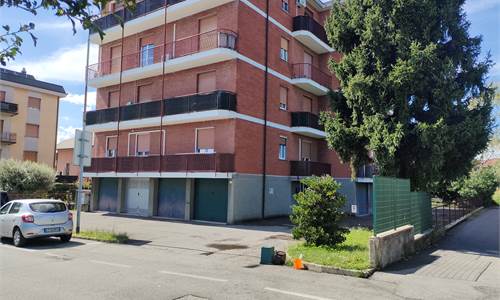 3 locali piu' servizi e box 