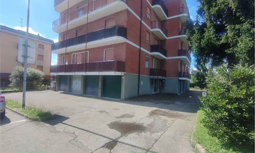 3 locali piu' servizi e box 