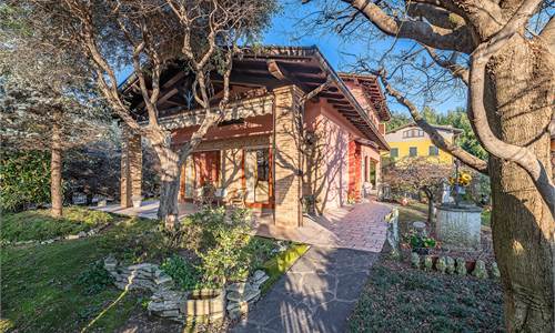 Ampia villa singola con giardino privato.