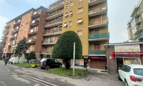 Negozio di 2 locali piu, servizi.