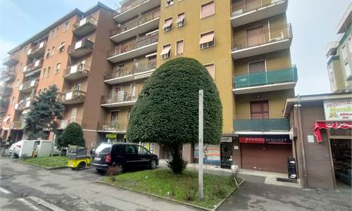 Negozio di 2 locali piu, servizi.