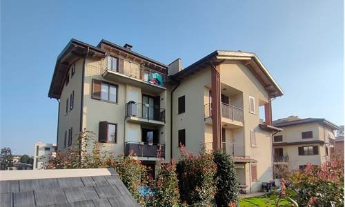 2 locali piu' servizi, balcone e cantina.