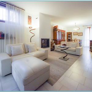 Villa Bifamiliare In Vendita a Triuggio