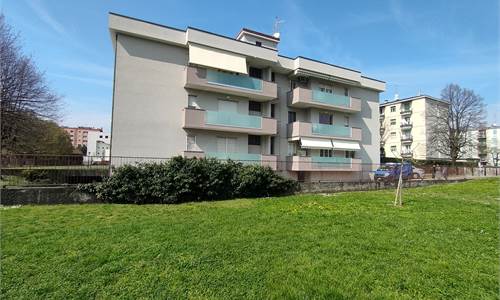 Ampio 3 locali piu' servizi e box.