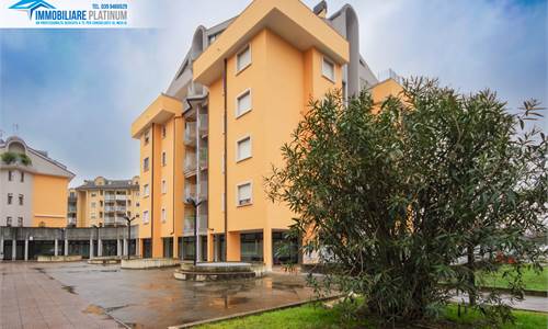 NEGOZIO CON TRE VETRINE