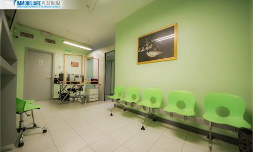 UFFICIO/STUDIO MEDICO CON TRE VETRINE