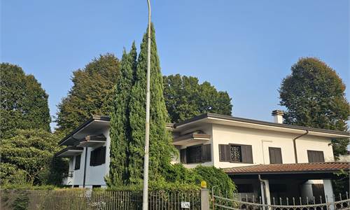 VILLA SINGOLA DI RAPPRESENTANZA CON PISCINA E PARCO PRIVATO – CAMPARADA
