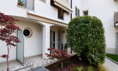 ELEGANTE TRILOCALE CON GIARDINO PRIVATO IN CONTESTO SIGNORILE