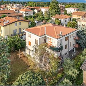 Villa In Vendita a Biassono