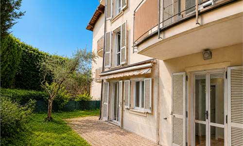 ELEGANTE TRILOCALE CON GIARDINO PRIVATO IN CONTESTO SIGNORILE